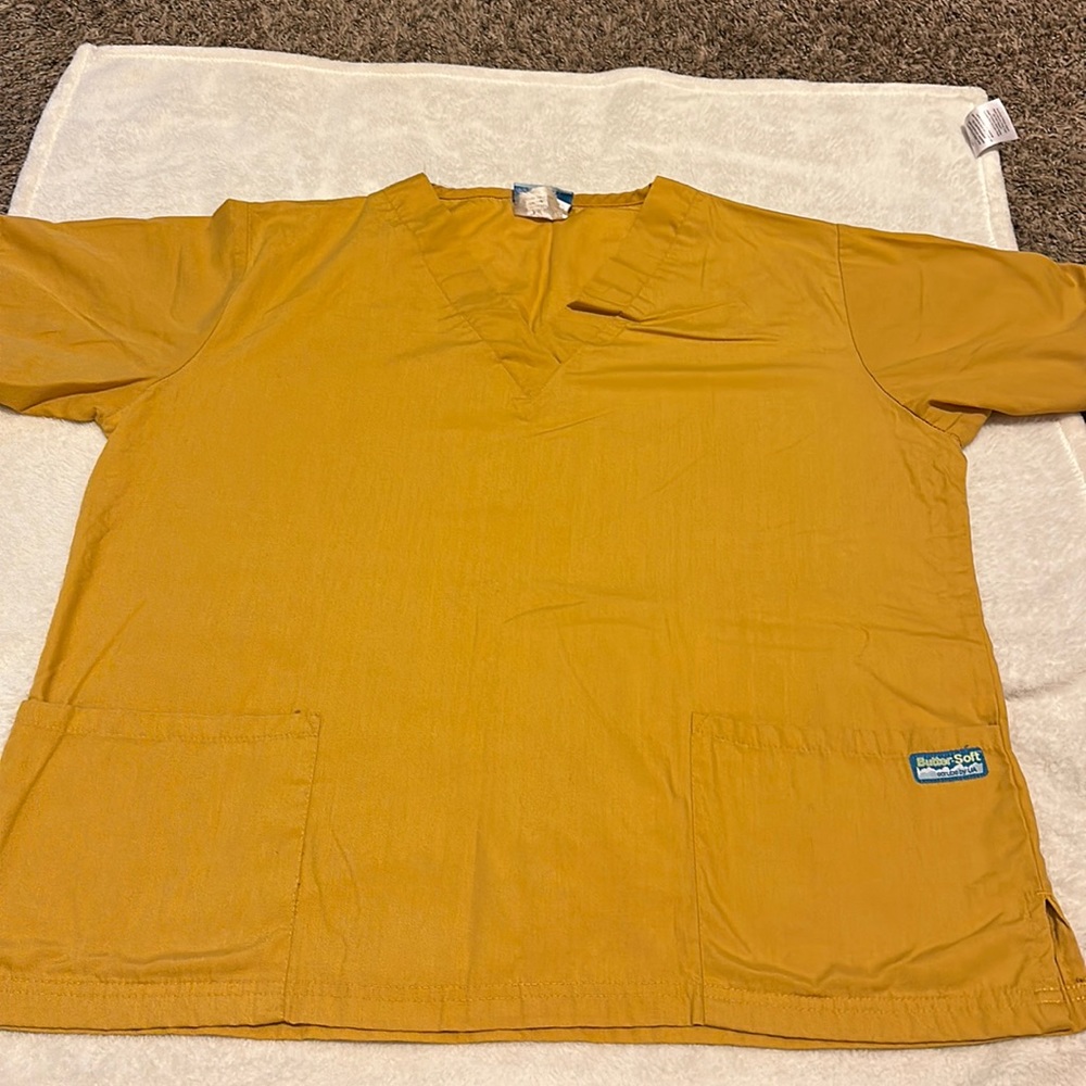 BUTTER SOFT BY UA MEDIUM VNECK SCRUB TOP